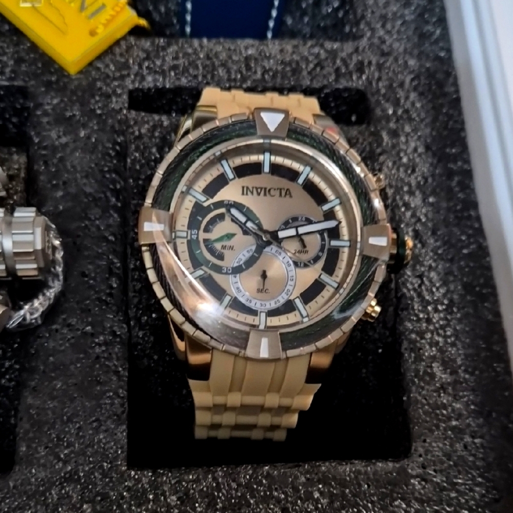 Invicta Bolt 29083 – 49 mm Chronograph Quartz, Beige Silicon Strap